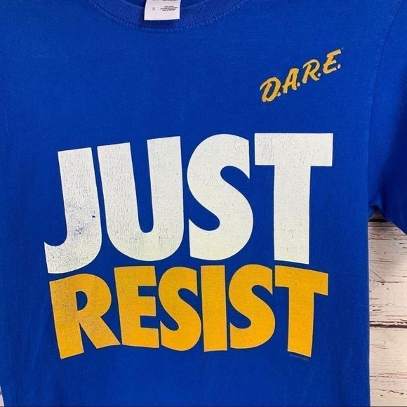 VTG DARE Just Resist T-shirt WOW!! - Picture 5 of 6